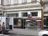Montage-Videowand-im-Schaufenster