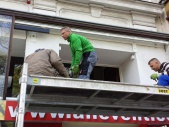 Montage-Videowand-im-Schaufenster