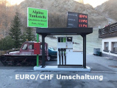Tankstellen-Preisanzeige-mit-zwei-Währungen
