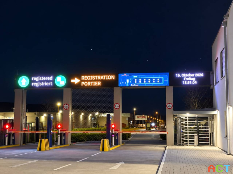 LED-Spuranzeigen über drei Einfahrtsspuren bei Donauchemie in Pischelsdorf