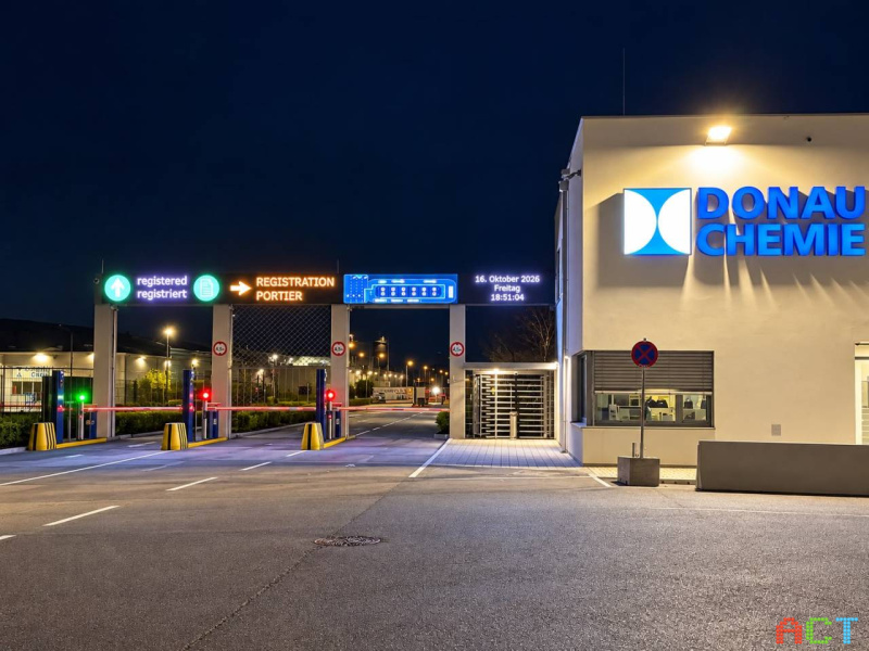 LED-LKW-Leitsystem an der Werkseinfahrt von Donauchemie in Pischelsdorf bei Nacht