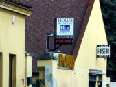 Laufschrift-unter-Leuchtschild