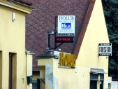 Laufschrift-unter-Leuchtschild