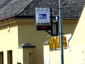 Laufschrift-unter-Leuchtschild