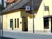 Laufschrift-unter-Leuchtschild