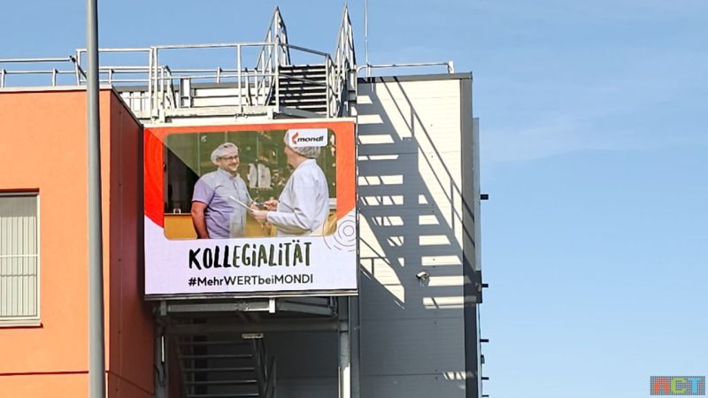 Videowand an der Hallenwand