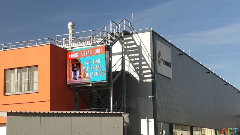 Videowand an der Hallenwand