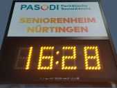 Schild mit Uhrzeitanzeige