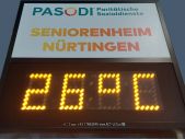 Schild mit Uhrzeitanzeige