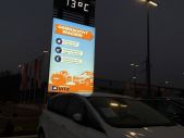 Werbepylon mit Uhrzeitanzeige