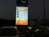 Werbepylon mit Uhrzeitanzeige