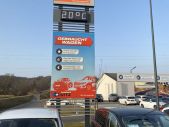 Werbepylon mit Uhrzeitanzeige