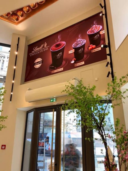 1_ACT-Lindt-Videodisplay-1