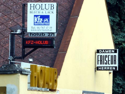 Laufschrift-unter-Leuchtschild